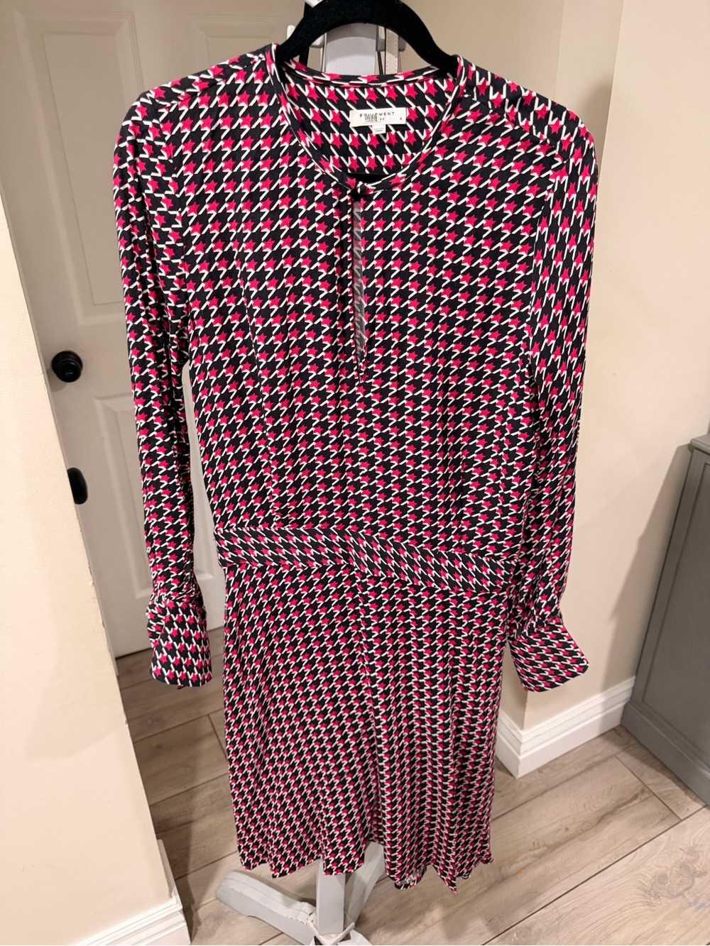 Women’s Pink & Black Houndstooth Long Sleeve Dress